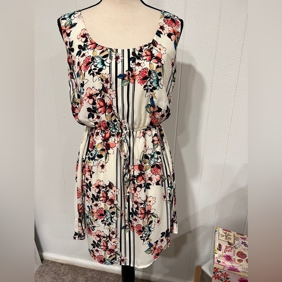 3/$25 Sale 🎈BeBop floral mini dress with elastic tie waist - Picture 1 of 9